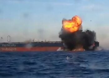 Φωτιά σε ένα από τα δύο ρωσικά δεξαμενόπλοια μετά την ουκρανική επίθεση (φωτ.: Χ/EMPR.media)