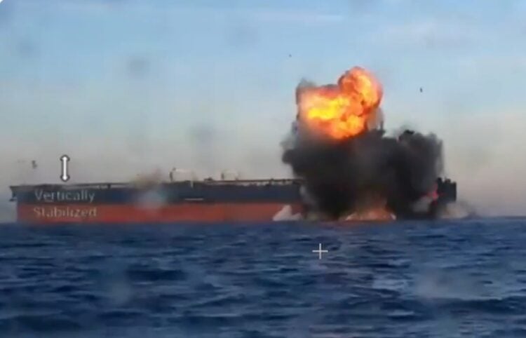 Φωτιά σε ένα από τα δύο ρωσικά δεξαμενόπλοια μετά την ουκρανική επίθεση (φωτ.: Χ/EMPR.media)
