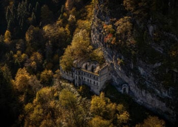 Ο Άγιος Ιωάννης Βαζελώνα σε φθινοπωρινό φόντο (φωτ.: Anadolu)