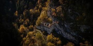 Ο Άγιος Ιωάννης Βαζελώνα σε φθινοπωρινό φόντο (φωτ.: Anadolu)