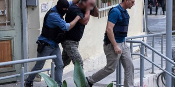 Από τη μεταγωγή του 43χρονου στον εισαγγελέα (φωτ.: EUROKINISSI / Κώστας Μεταξάκης)