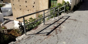 Ξεραμένα ίχνη αίματος σε δρόμο στα Βορίζια μετά το μακελειό με τους δύο νεκρούς και τους τρεις τραυματίες (φωτ.: ΑΠΕ-ΜΠΕ / Νίκος Χαλκιαδάκης)