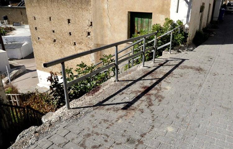 Ξεραμένα ίχνη αίματος σε δρόμο στα Βορίζια μετά το μακελειό με τους δύο νεκρούς και τους τρεις τραυματίες (φωτ.: ΑΠΕ-ΜΠΕ / Νίκος Χαλκιαδάκης)