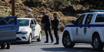 Αστυνομικό μπλόκο έξω από τα Βορίζια του Ηρακλείου Κρήτης (φωτ.: EUROKINISSI / Στέφανος Ραπάνης)