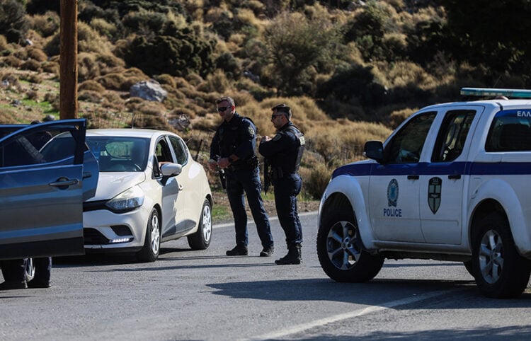 Αστυνομικό μπλόκο έξω από τα Βορίζια του Ηρακλείου Κρήτης (φωτ.: EUROKINISSI / Στέφανος Ραπάνης)
