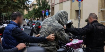 O 23χρονος που κατηγορείται για την πυροδότηση του αυτοσχέδιου εκρηκτικού μηχανισμού στο σπίτι της οικογένειας Φραγκιαδάκη στα Βορίζια, οδηγείται στον εισαγγελέα Ηρακλείου (φωτ.: EUROKINISSI / Στέφανος Ραπάνης)