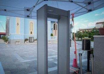 Ανιχνευτής μετάλλων έξω από το ναό όπου τελέστηκε η νεκρώσιμος ακολουθία για την Ευαγγελία Φραγκιαδάκη (φωτ.: EUROKINISSI / Γιάννης Αγγελάκης)