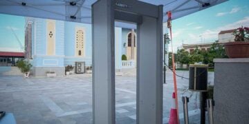 Ανιχνευτής μετάλλων έξω από το ναό όπου τελέστηκε η νεκρώσιμος ακολουθία για την Ευαγγελία Φραγκιαδάκη (φωτ.: EUROKINISSI / Γιάννης Αγγελάκης)