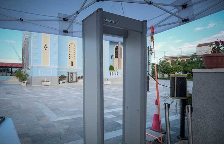 Ανιχνευτής μετάλλων έξω από το ναό όπου τελέστηκε η νεκρώσιμος ακολουθία για την Ευαγγελία Φραγκιαδάκη (φωτ.: EUROKINISSI / Γιάννης Αγγελάκης)