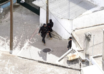 Αστυνομικοί της ΟΠΚΕ βρίσκονται σε επιφυλακή στα Βορίζια του Δήμου Φαιστού (φωτ.: ΑΠΕ-ΜΠΕ / Νίκος Χαλκιαδάκης)