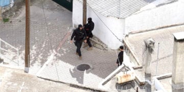 Αστυνομικοί της ΟΠΚΕ βρίσκονται σε επιφυλακή στα Βορίζια του Δήμου Φαιστού (φωτ.: ΑΠΕ-ΜΠΕ / Νίκος Χαλκιαδάκης)