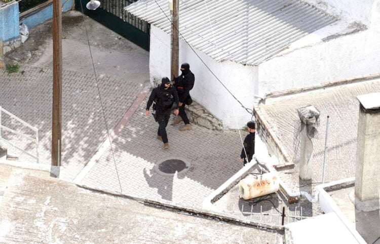 Αστυνομικοί της ΟΠΚΕ βρίσκονται σε επιφυλακή στα Βορίζια του Δήμου Φαιστού (φωτ.: ΑΠΕ-ΜΠΕ / Νίκος Χαλκιαδάκης)