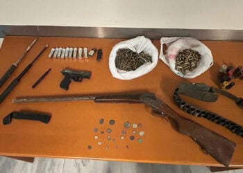 Το κυνηγετικό όπλο και οι σφαίρες που έκρυβε ο 43χρονος γαμπρός του Φανούρη Καργάκη (φωτ.: Υπουργείο Προστασίας του Πολίτη)
