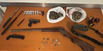 Το κυνηγετικό όπλο και οι σφαίρες που έκρυβε ο 43χρονος γαμπρός του Φανούρη Καργάκη (φωτ.: Υπουργείο Προστασίας του Πολίτη)