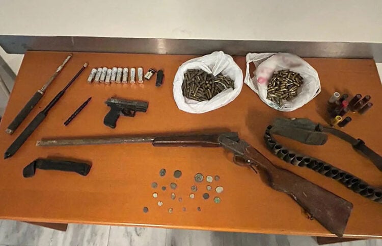 Το κυνηγετικό όπλο και οι σφαίρες που έκρυβε ο 43χρονος γαμπρός του Φανούρη Καργάκη (φωτ.: Υπουργείο Προστασίας του Πολίτη)