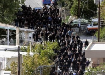 Πλήθος κόσμου παρέστη στην κηδεία του 39χρονου (φωτ.: EUROKINISSI/Στέφανος Ραπάνης)