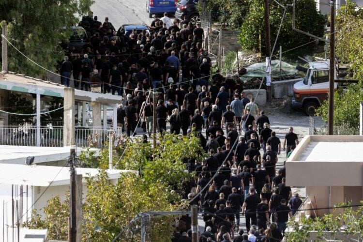 Πλήθος κόσμου παρέστη στην κηδεία του 39χρονου (φωτ.: EUROKINISSI/Στέφανος Ραπάνης)