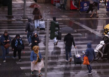 Πεζοί διασχίζουν την Αμαλίας κατά τη διάρκεια βροχόπτωσης. Αθήνα, Δευτέρα 10 Νοεμβρίου 2025 (φωτ.: ΑΠΕ-ΜΠΕ / Γιώργος Βιτσαράς)