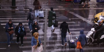 Πεζοί διασχίζουν την Αμαλίας κατά τη διάρκεια βροχόπτωσης. Αθήνα, Δευτέρα 10 Νοεμβρίου 2025 (φωτ.: ΑΠΕ-ΜΠΕ / Γιώργος Βιτσαράς)