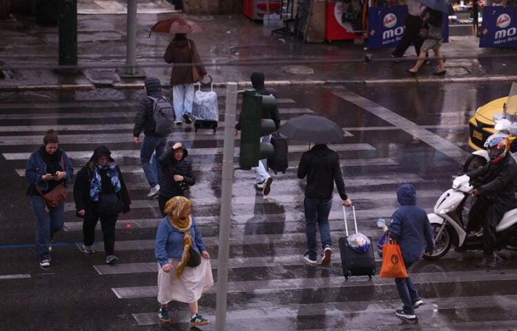 Πεζοί διασχίζουν την Αμαλίας κατά τη διάρκεια βροχόπτωσης. Αθήνα, Δευτέρα 10 Νοεμβρίου 2025 (φωτ.: ΑΠΕ-ΜΠΕ / Γιώργος Βιτσαράς)