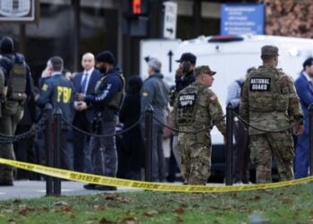 Εθνοφρουροί και αστυνομικοί ερευνούν την περιοχή όπου σημειώθηκαν οι πυροβολισμοί (φωτ.: EPA/Will Oliver)