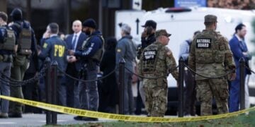 Εθνοφρουροί και αστυνομικοί ερευνούν την περιοχή όπου σημειώθηκαν οι πυροβολισμοί (φωτ.: EPA/Will Oliver)