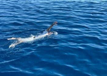 Ο Χαράλαμπος Ταϊγανίδης στη διάρκεια της κολυμβητικής προσπάθειάς του (φωτ.: facebook/ΣΕΒΑΚ - ΟΥΚ - Σύνδεσμος Εφέδρων Βατραχανθρώπων Κύπρου)