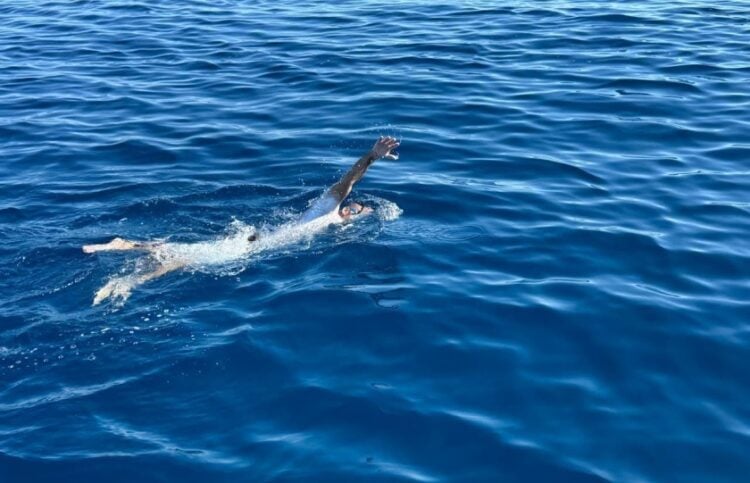 Ο Χαράλαμπος Ταϊγανίδης στη διάρκεια της κολυμβητικής προσπάθειάς του (φωτ.: facebook/ΣΕΒΑΚ - ΟΥΚ - Σύνδεσμος Εφέδρων Βατραχανθρώπων Κύπρου)