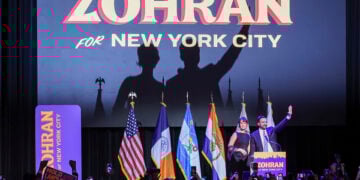 Ο Ζόραν Μαμντάνι και η σύζυγός του χαιρετούν τους υποστηρικτές του, στο μετεκλογικό πάρτι που διοργανώθηκε στο Μπρούκλιν της Νέας Υόρκης (φωτ.: EPA / Sarah Yenesel)