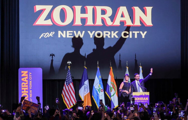 Ο Ζόραν Μαμντάνι και η σύζυγός του χαιρετούν τους υποστηρικτές του, στο μετεκλογικό πάρτι που διοργανώθηκε στο Μπρούκλιν της Νέας Υόρκης (φωτ.: EPA / Sarah Yenesel)