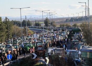 Μπλόκο αγροτών και κτηνοτρόφων από τη Λάρισα, την Ελασσόνα, τον Τύρναβο, την Αγιά, τα Φάρσαλα και την Μαγνησία με τρακτέρ και αγροτικά μηχανήματα στον κόμβο της Εθνικής Οδού στη Νίκαια Λάρισας, την Κυριακή 30 Νοεμβρίου 2025 (φωτ.: EUROKINISSI)