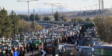 Μπλόκο αγροτών και κτηνοτρόφων από τη Λάρισα, την Ελασσόνα, τον Τύρναβο, την Αγιά, τα Φάρσαλα και την Μαγνησία με τρακτέρ και αγροτικά μηχανήματα στον κόμβο της Εθνικής Οδού στη Νίκαια Λάρισας, την Κυριακή 30 Νοεμβρίου 2025 (φωτ.: EUROKINISSI)