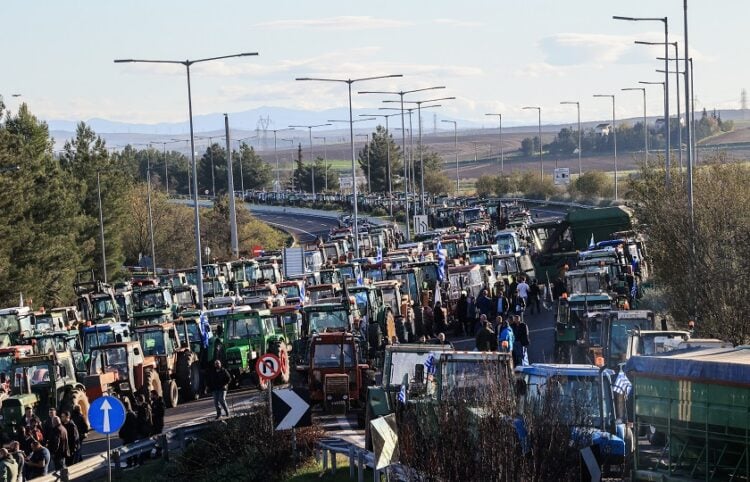 Μπλόκο αγροτών και κτηνοτρόφων από τη Λάρισα, την Ελασσόνα, τον Τύρναβο, την Αγιά, τα Φάρσαλα και την Μαγνησία με τρακτέρ και αγροτικά μηχανήματα στον κόμβο της Εθνικής Οδού στη Νίκαια Λάρισας, την Κυριακή 30 Νοεμβρίου 2025 (φωτ.: EUROKINISSI)