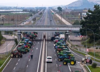Εικόνα από το μπλόκο στη Θήβα, πριν αρχίσει η έξοδος των εκδρομέων (φωτ.: Αντώνης Νικολόπουλος/ EUROKINISSI)
