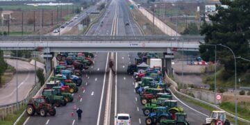 Εικόνα από το μπλόκο στη Θήβα, πριν αρχίσει η έξοδος των εκδρομέων (φωτ.: Αντώνης Νικολόπουλος/ EUROKINISSI)