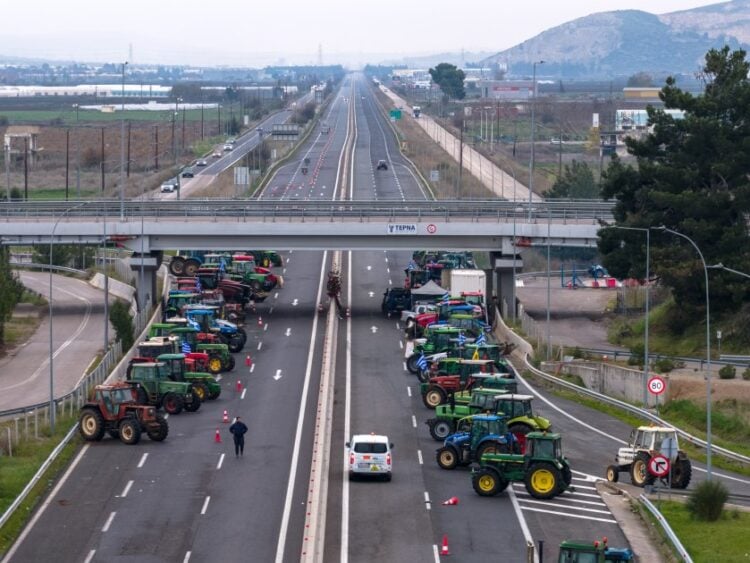 Εικόνα από το μπλόκο στη Θήβα, πριν αρχίσει η έξοδος των εκδρομέων (φωτ.: Αντώνης Νικολόπουλος/ EUROKINISSI)