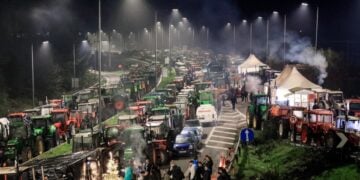 Εικόνα από χθες το βράδυ στο αγροτικό μπλόκο της Νίκαιας στη Λάρισα, όπου καλλιτέχνες κράτησαν μουσική συντροφιά σε όλους όσοι ήταν εκεί (φωτ.: EUROKINISSI)