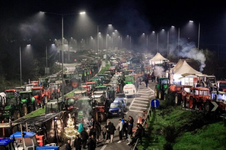 Εικόνα από χθες το βράδυ στο αγροτικό μπλόκο της Νίκαιας στη Λάρισα, όπου καλλιτέχνες κράτησαν μουσική συντροφιά σε όλους όσοι ήταν εκεί (φωτ.: EUROKINISSI)