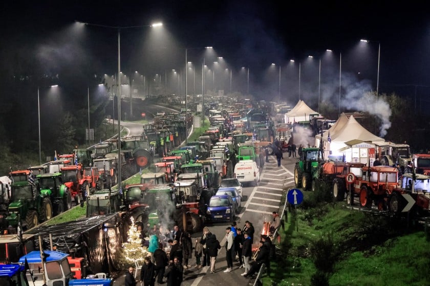 Εικόνα από χθες το βράδυ στο αγροτικό μπλόκο της Νίκαιας στη Λάρισα, όπου καλλιτέχνες κράτησαν μουσική συντροφιά σε όλους όσοι ήταν εκεί (φωτ.: EUROKINISSI)