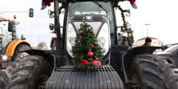 Χριστουγεννιάτικο δέντρο πάνω σε τρακτέρ, στο αγροτικό μπλόκο στα «Πράσινα Φανάρια», στο κομβικό σημείο της διασταύρωσης πριν από το αεροδρόμιο της Θεσσαλονίκης (φωτ.: ΑΠΕ-ΜΠΕ/ΑΧΙΛΛΕΑΣ ΧΗΡΑΣ)