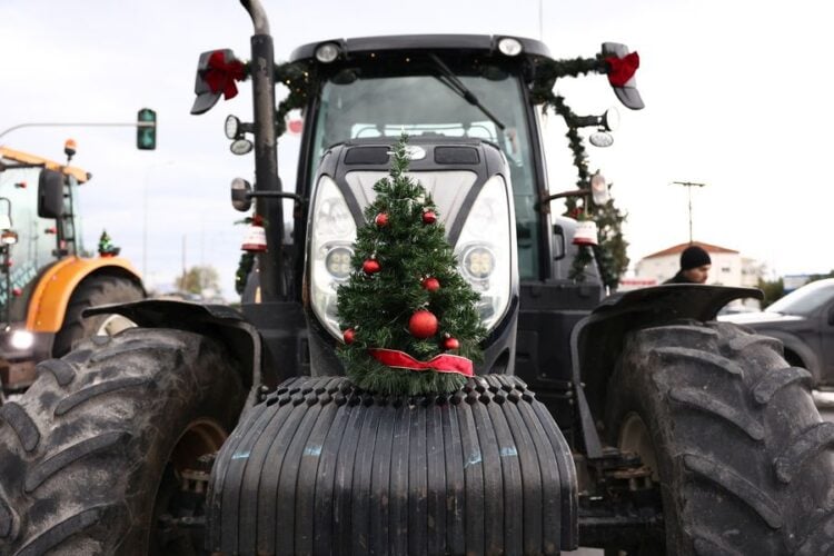Χριστουγεννιάτικο δέντρο πάνω σε τρακτέρ, στο αγροτικό μπλόκο στα «Πράσινα Φανάρια», στο κομβικό σημείο της διασταύρωσης πριν από το αεροδρόμιο της Θεσσαλονίκης (φωτ.: ΑΠΕ-ΜΠΕ/ΑΧΙΛΛΕΑΣ ΧΗΡΑΣ)