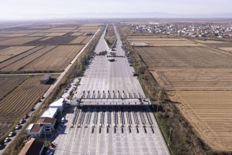 Κλειστά τα διόδια Μαλγάρων, στην Εθνική Οδό Θεσσαλονίκης-Αθήνας, κατά τη διάρκεια αιφνιδιαστικού αποκλεισμού από αγρότες (φωτ.:: ΑΠΕ-ΜΠΕ/ΑΧΙΛΛΕΑΣ ΧΗΡΑΣ)