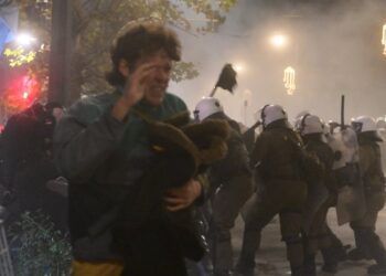 Χημικά και κρότου λάμψης έριξαν τα ΜΑΤ κατά τη διάρκεια της πορείας για τα 17 χρόνια από τη δολοφονία του 15χρονου μαθητή Αλέξανδρου Γρηγορόπουλου (φωτ.: Τατιάνα Μπόλαρη/ EUROKINISSI)