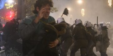 Χημικά και κρότου λάμψης έριξαν τα ΜΑΤ κατά τη διάρκεια της πορείας για τα 17 χρόνια από τη δολοφονία του 15χρονου μαθητή Αλέξανδρου Γρηγορόπουλου (φωτ.: Τατιάνα Μπόλαρη/ EUROKINISSI)