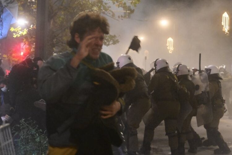 Χημικά και κρότου λάμψης έριξαν τα ΜΑΤ κατά τη διάρκεια της πορείας για τα 17 χρόνια από τη δολοφονία του 15χρονου μαθητή Αλέξανδρου Γρηγορόπουλου (φωτ.: Τατιάνα Μπόλαρη/ EUROKINISSI)