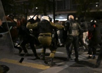 Εικόνα από τα επεισόδια στο κέντρο της Αθήνας, κατά τη διάρκεια της πορείας στη μνήμη του δολοφονημένου μαθητή Αλέξανδρου Γρηγορόπουλου (φωτ.: Κώστας Τζούμας/ EUROKINISSI)