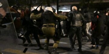 Εικόνα από τα επεισόδια στο κέντρο της Αθήνας, κατά τη διάρκεια της πορείας στη μνήμη του δολοφονημένου μαθητή Αλέξανδρου Γρηγορόπουλου (φωτ.: Κώστας Τζούμας/ EUROKINISSI)