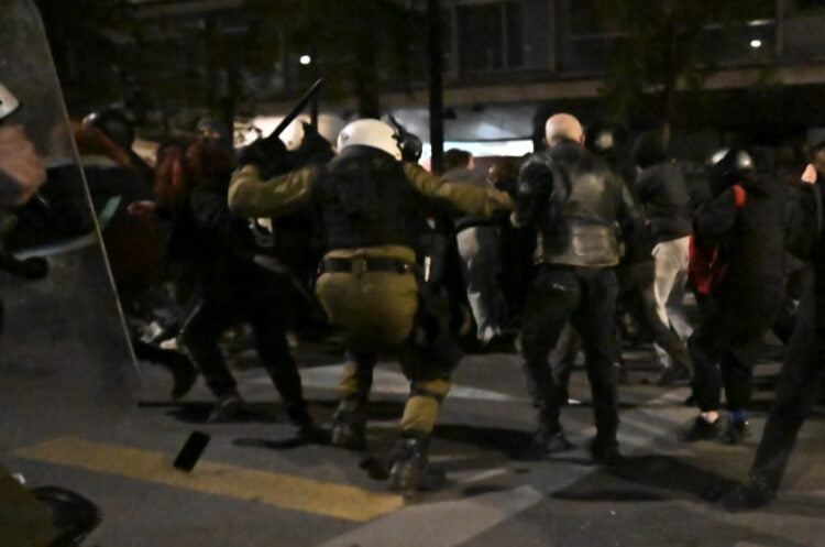 Εικόνα από τα επεισόδια στο κέντρο της Αθήνας, κατά τη διάρκεια της πορείας στη μνήμη του δολοφονημένου μαθητή Αλέξανδρου Γρηγορόπουλου (φωτ.: Κώστας Τζούμας/ EUROKINISSI)