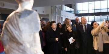 Η υπουργός Πολιτισμού Λίνα Μενδώνη στην παρουσίαση δύο αγαλμάτων της Ελληνιστικής Περιόδου από την Αγορά της Πέλλας στο Αρχαιολογικό Μουσείο Πέλλας, Πέλλα (φωτ.: ΑΠΕ-ΜΠΕ/ Αχιλλέας Χήρας)