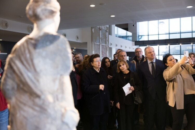 Η υπουργός Πολιτισμού Λίνα Μενδώνη στην παρουσίαση δύο αγαλμάτων της Ελληνιστικής Περιόδου από την Αγορά της Πέλλας στο Αρχαιολογικό Μουσείο Πέλλας, Πέλλα (φωτ.: ΑΠΕ-ΜΠΕ/ Αχιλλέας Χήρας)